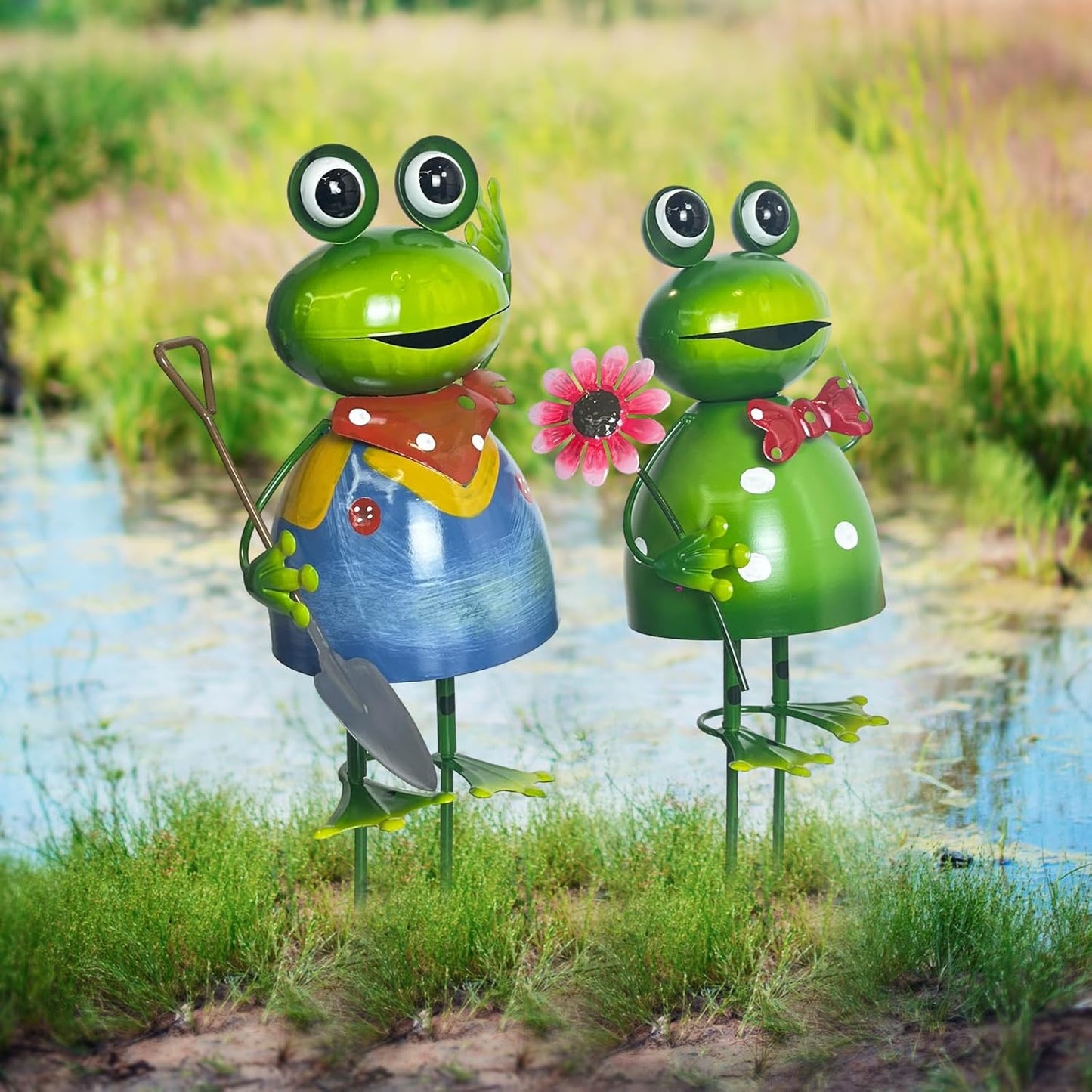 HONGLAND Metal Yard Art Garden Decor for Outside - Cute Frog Outdoor Decor - 3D Spring Frogs Figurine Garden Sculptures & Statues - Gifts for Grandma Mom - 2 Pcs