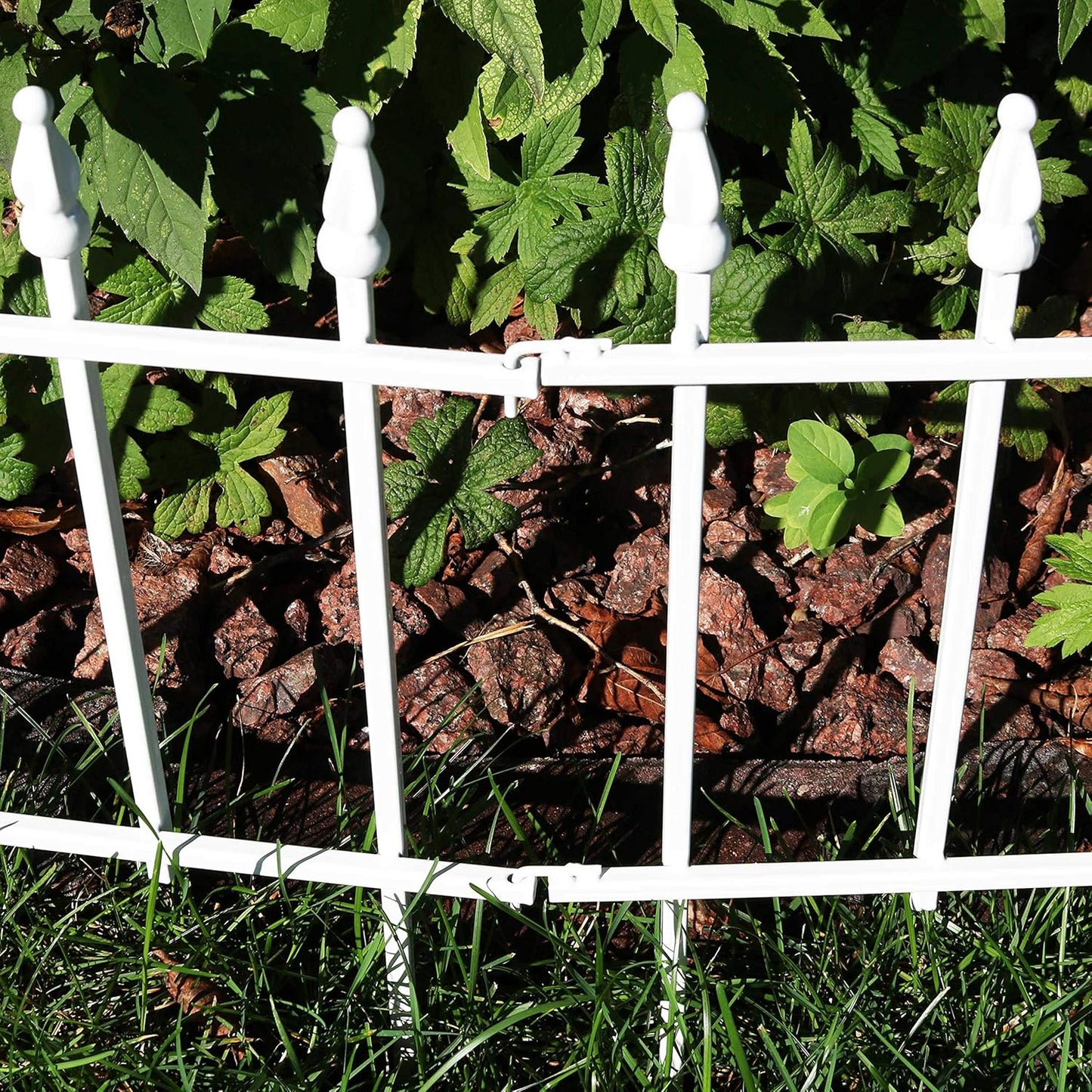 Sunnydaze 5-Panel Roman Iron Decorative Garden Fence Border - 9ft L x 18in H No Dig Metal Garden Fencing for Animal Barrier, Flower Bed, Yard - White