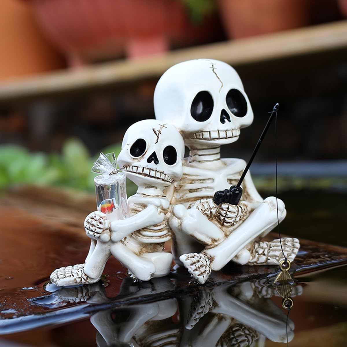 Fishing Skeleton Couple Statue Halloween Decorations, 3.54 Inch Funny Sitting Skull Figurine Shelf Sitter Resin Sculpture for Outdoor Garden Yard Lawn Pond Waterfalls Pool Ornaments