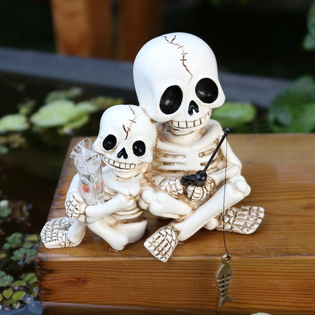 Fishing Skeleton Couple Statue Halloween Decorations, 3.54 Inch Funny Sitting Skull Figurine Shelf Sitter Resin Sculpture for Outdoor Garden Yard Lawn Pond Waterfalls Pool Ornaments