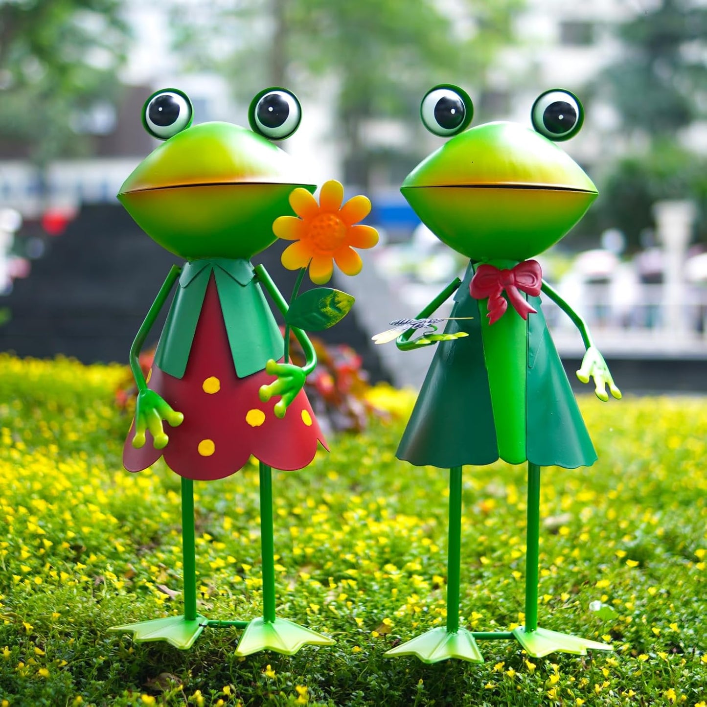 HONGLAND 3D Frog Metal Yard Art - Garden Decor for Outside - Handcrafted Frog Figurine for Lawn Patio Pathway Yard Holiday Garden Stake (with Dragonfly)